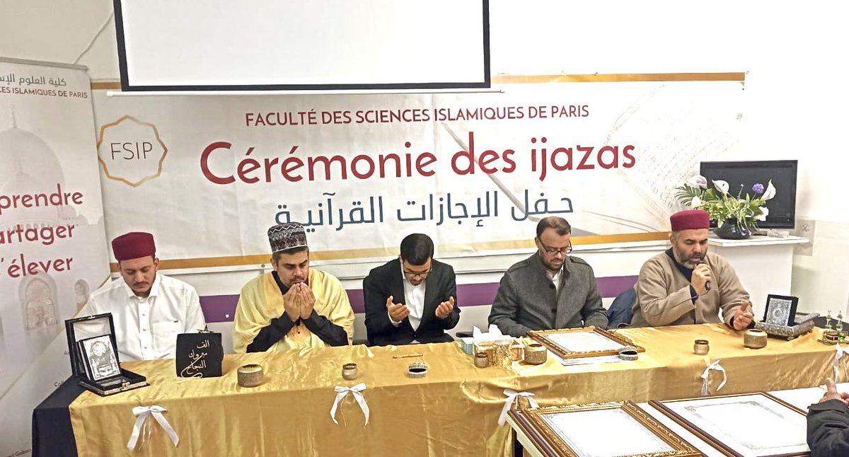 facultislamFSIP's tweet photo. [FSIP: 🎓👳🏻‍♂️5 nouveaux diplômés 📜👨🏻‍🎓IJAZA décernés  الكلية تمنح 5 إجازت جديدة  في روايات مختلفة]

Yassine, Aymen , Assad et Abderrahmene ont  reçu leurs diplôme 📜 de lectures Coraniques « ijaza » des mains de leur professeur Cheikh Farid OUYALIZE en présence de leurs familles https://t.co/XR6EsGeR7V