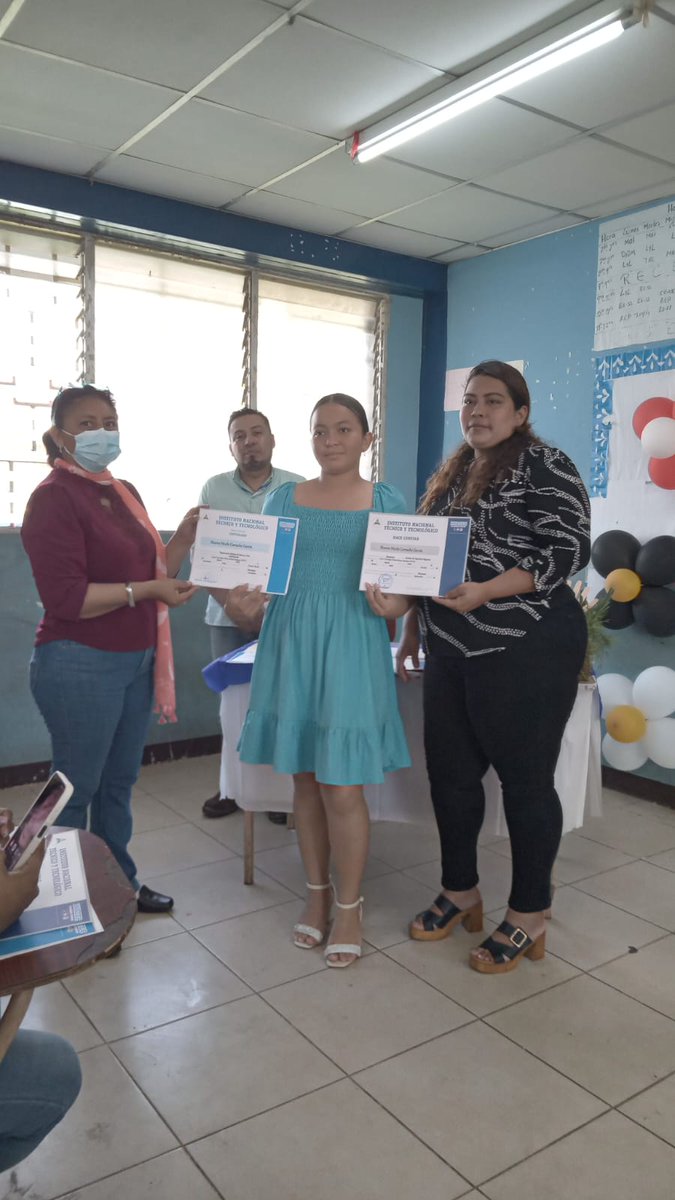 🎓🎉💅El Centro Tecnológico Simón Bolívar realizó la entrega de certificados a 20 protagonistas del barrio Ciudad Belén del distrito VII de Managua, quienes finalizaron el Curso de Estética de Manos y Pie, tambien recibieron el Seminario de Gestión de Pequeños Negocios.📚