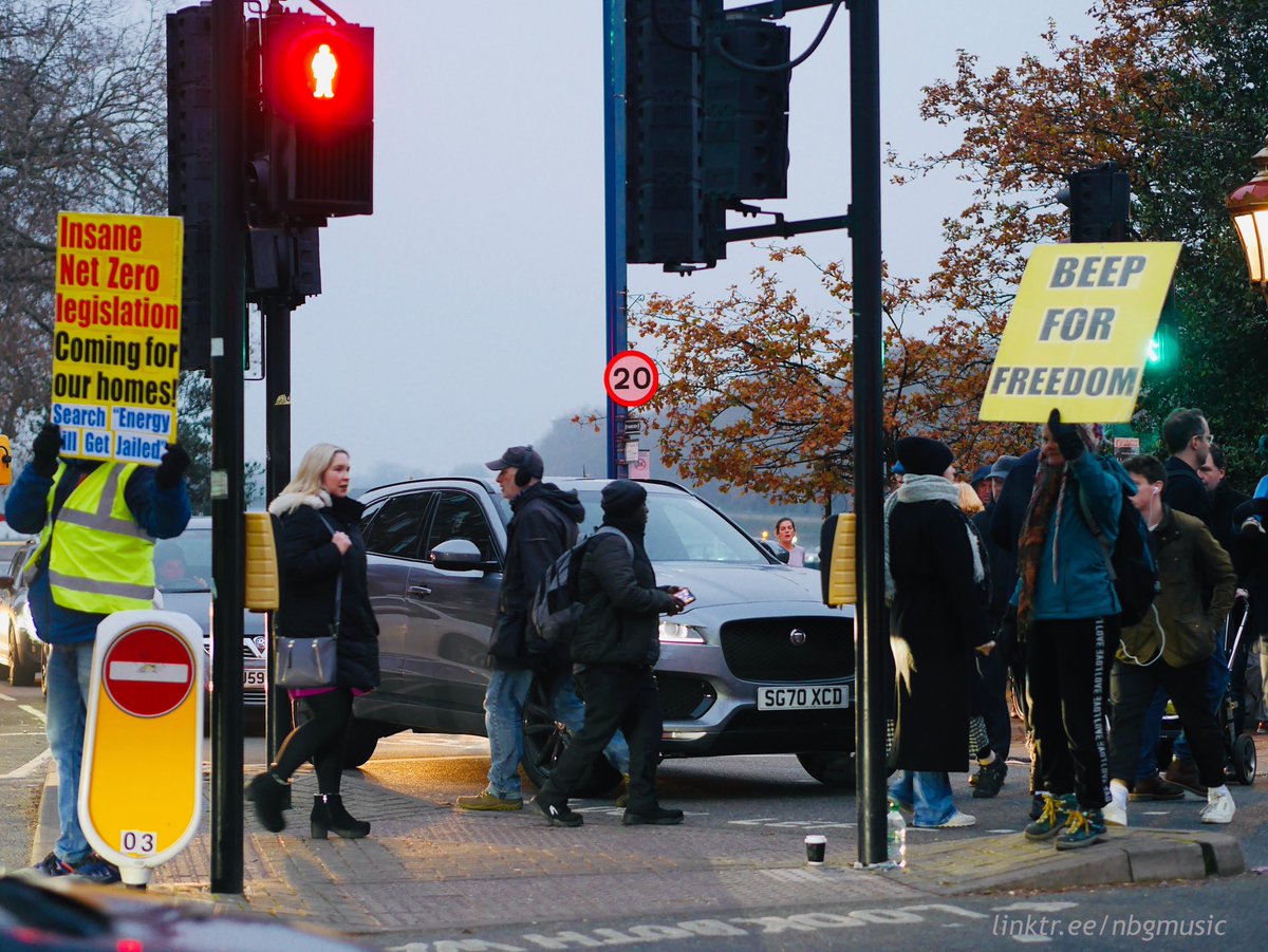 YellowBoards's tweet photo. #stayfree #yellowboards #putneybridge #breakulez #climatechangecon #netzeromania #rejectagenda2030 #londonpics #outreach #freedomtime #london https://t.co/jClfeeGwv1