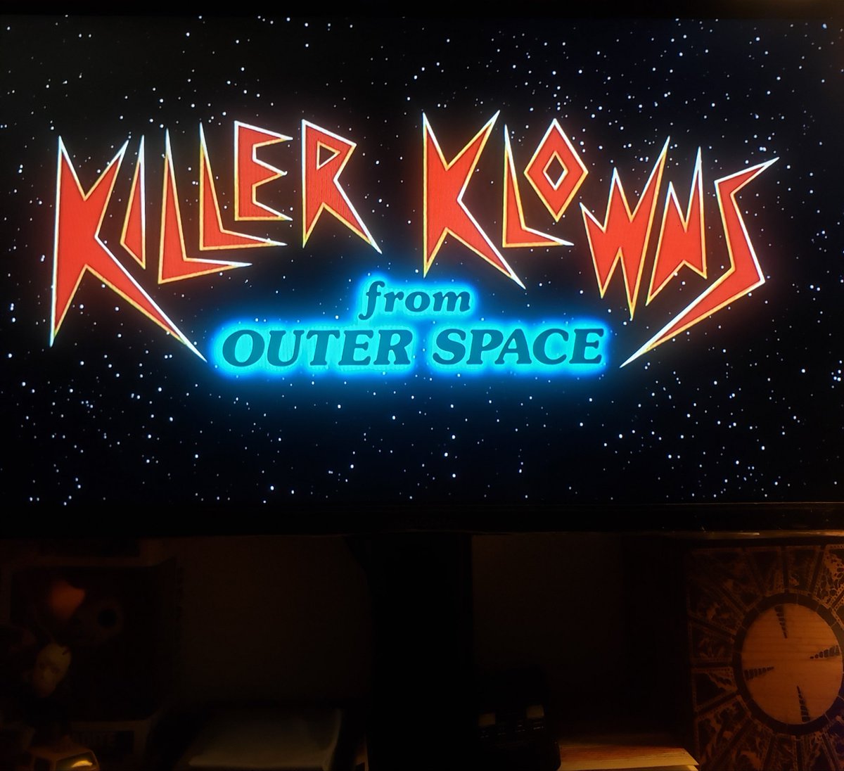SoCalPete's tweet photo. If Killer Klowns is not in your horror film collection, are you even really a horror fan? ๐ซ๐คก๐ฆ
#KillerKlownsFromOuterSpace #Horror #Comedy #HorrorFam #NowWatching #TheChiodoBros #SuzanneSnyder #GrantCramer https://t.co/49zp95oftq