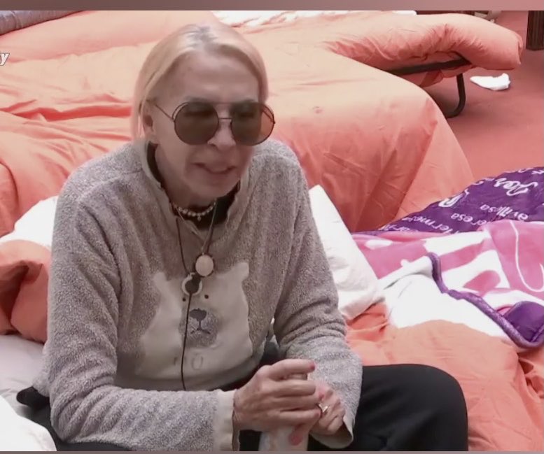 vada_flo's tweet image. Si había duda:ya no.Acaba de hacer la declaración más falaz de la historia de #GHVIP2N. Explica pq hizo su puja.Nunca ha gastado un centavo y merece gastar.Ni por asomo relata la trampa,no cree en el 24h la señora,y lo q relató a Carmen.Dice q ama aJessica y a Naomi