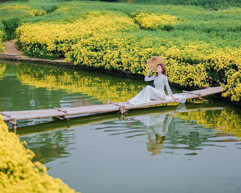 West Lake flower valley
During the journey to explore Hanoi at West Lake Flower Valley, visitors can enjoy a space filled with fresh flowers and a faint poetic scent. Not only are there all kinds of fresh flowers blooming with lotus, rose, lavender, sunflower, mustard flower,