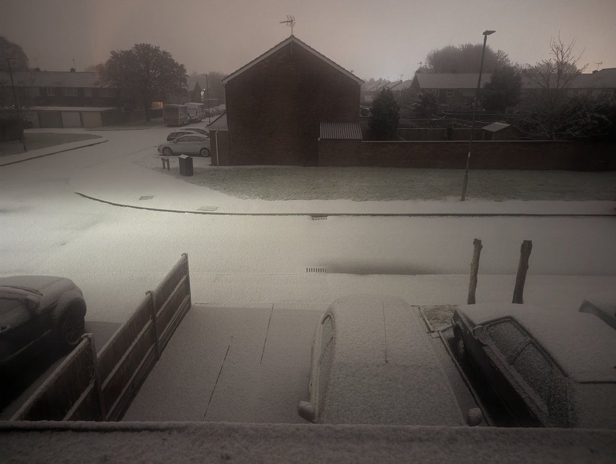 We finally got some snow in Leicester! Lola will be pleased, if it's still there by morning ❄️🌨️