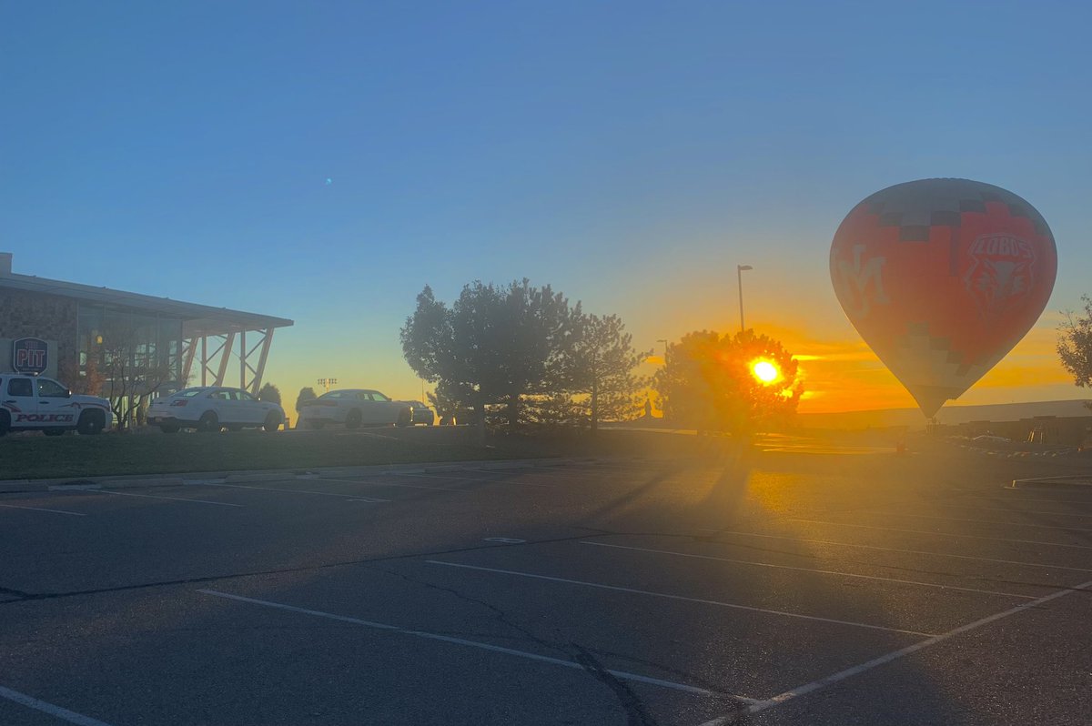 _byfans4fans's tweet photo. Enjoying the thrill of an in-state basketball rivalry at the iconic PIT, surrounded by the beauty of a New Mexico sunset and the whimsy of the new UNM hot air balloon! 🏀🌅🎈 #GOLOBOS #NewMexicoSunset https://t.co/nhYBuv8IDX