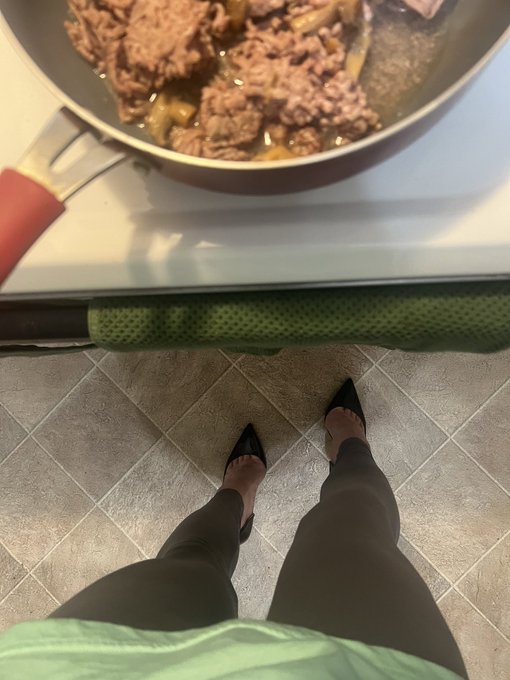 Cooking&rsquo; in heels #heels #toecleavage https://t.co/cF0ybPi99n<a href="/tag/heels"class="tags">#heels</a><a href="/tag/toecleavage"class="tags">#toecleavage</a>