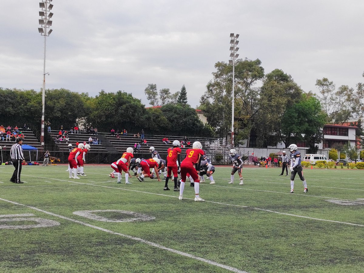 ipndeportes's tweet photo. ¡Cierre triunfal en el Casco de Santo Tomás! 🏈 Los #Coyotes del @CECyT13RFM 🐺 se impusieron con fuerza y aseguraron la victoria en series extras 3️⃣8️⃣ a 3️⃣2️⃣ frente a #Rhinos del CETIS 54 🦏. ¡Emoción en los Interpolitécnicos! ❄💙 
#SomosPolitécnicos 
#FBAIPN 
#PasiónYVictoria https://t.co/qlZGdczP3R