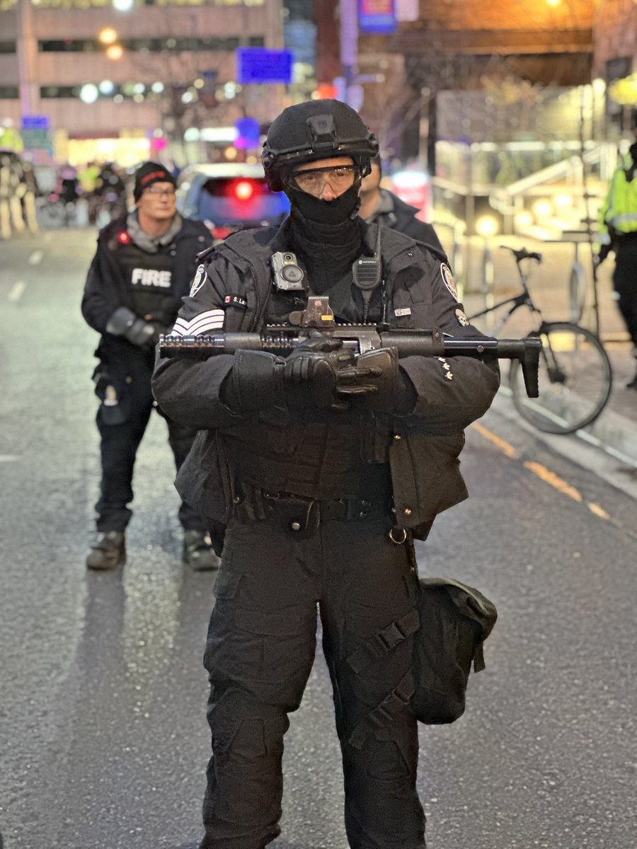 Toronto4P's tweet image. .@TPSOperations, heavy-handed much? Peaceful protest is a right, not a target. Let's defend it, not disrupt it. #Toronto #T4P