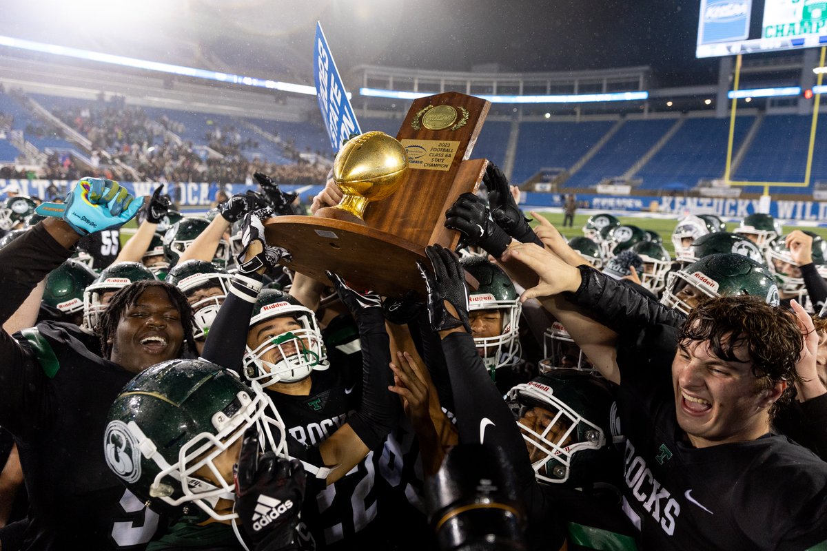 jack_weaver_'s tweet photo. Trinity defeats Bryan Station 41-20 to win the KSHAA Class 6A state football championship. @HLpreps @KentuckySports @heraldleader https://t.co/16DPi2VByo