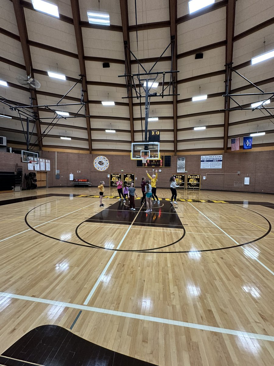South_GBB's tweet photo. Fun day with some future bruins!! #GoBruins https://t.co/ohSpjVkJpO