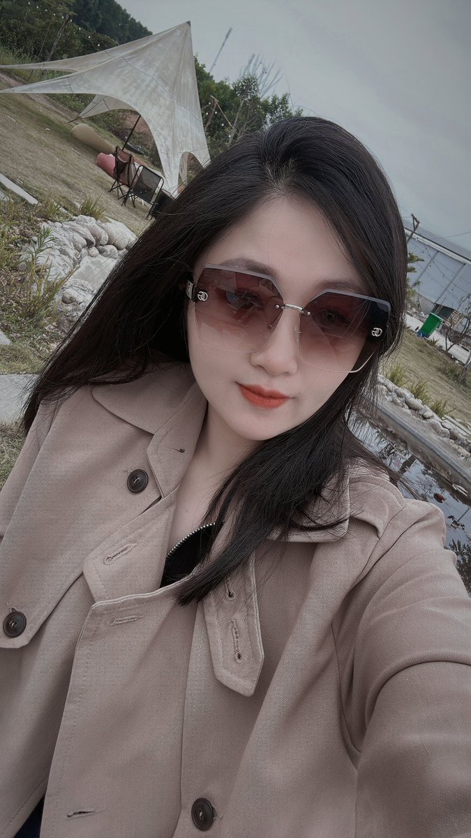 GM mọi người…..
Chúc cả nhà ngày cuối tuần vui vẻ. Sáng nay dậy thấy trời trở lạnh các bác sang nhà e uống trà chém gió với e  cho ấm người nhé ạ.