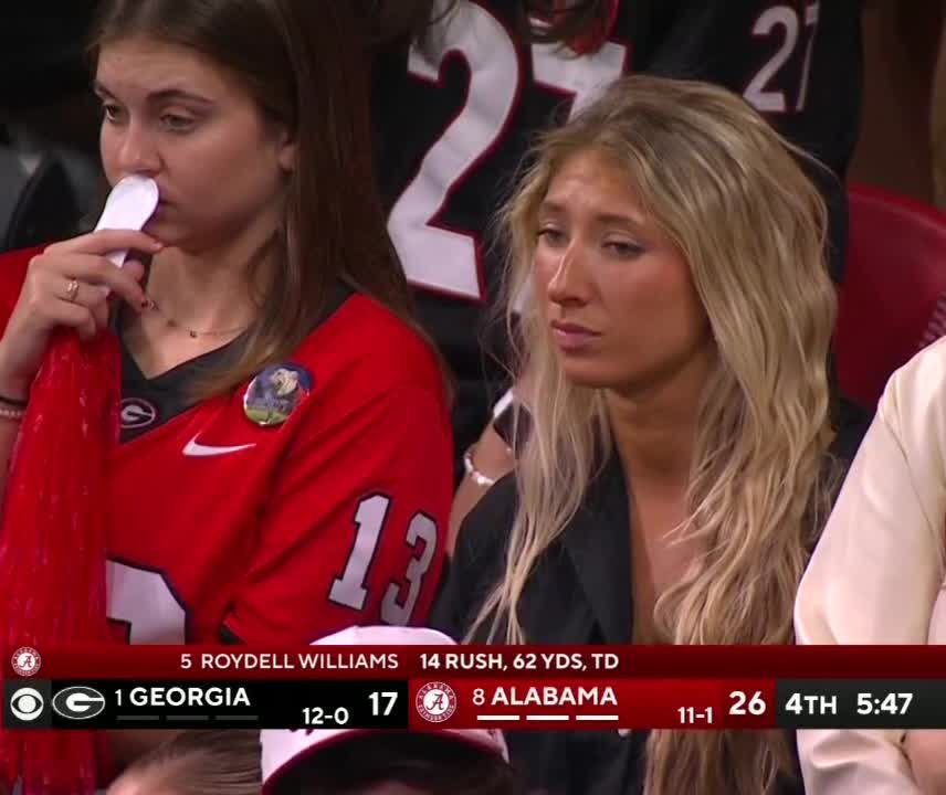 BleacherReport's tweet photo. No. 1 Georgia on the ropes 😬 https://t.co/eXrRY3WTjt