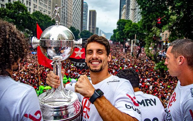 "Meus filhos são flamenguistas. O Bernardo ama ir ao estádio e ficar cantando "Mengo! Mengo!". Minha esposa, meus pais, e eu."

🎙️Rodrigo Caio.