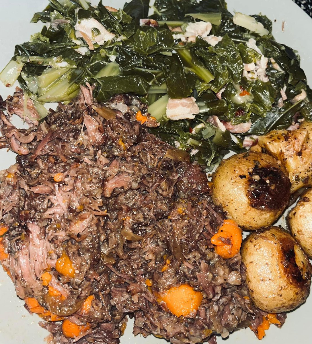 Bmoorelikeme85's tweet photo. Yah boy had time today ๐คค
Roasted Shredded Oxtail with carrots and onions.
Garlic Rosemary potatoes.
Greens with Bacon.
#chefB #yahmancouldnever #icookcook https://t.co/iYwk9iVEtM