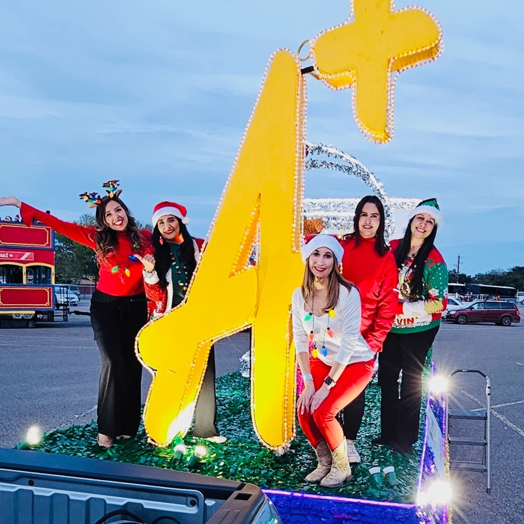 RooseveltBronc1's tweet photo. Don't forget to wave hi to our amazing Roosevelt Counselor, Mrs. Salinas, when you see her on the MISD Float in tonight's McAllen Holiday Parade! 🐴❤️🎄🎅🏻
#BroncoPride https://t.co/dLN2E17U1d