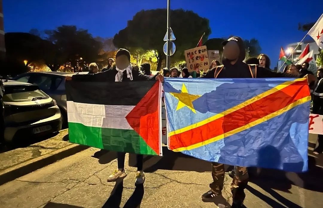 nyeusi_waasi's tweet image. this pic made my eyes tear up...oppressed people must unite, solidarity, and mobilize for Liberation....The struggle to liberate Palestine and Congo is the same struggle to liberate the entire Global South from imperialism and settler colonialism...pic from protest in Paris 🇨🇩🇵🇸