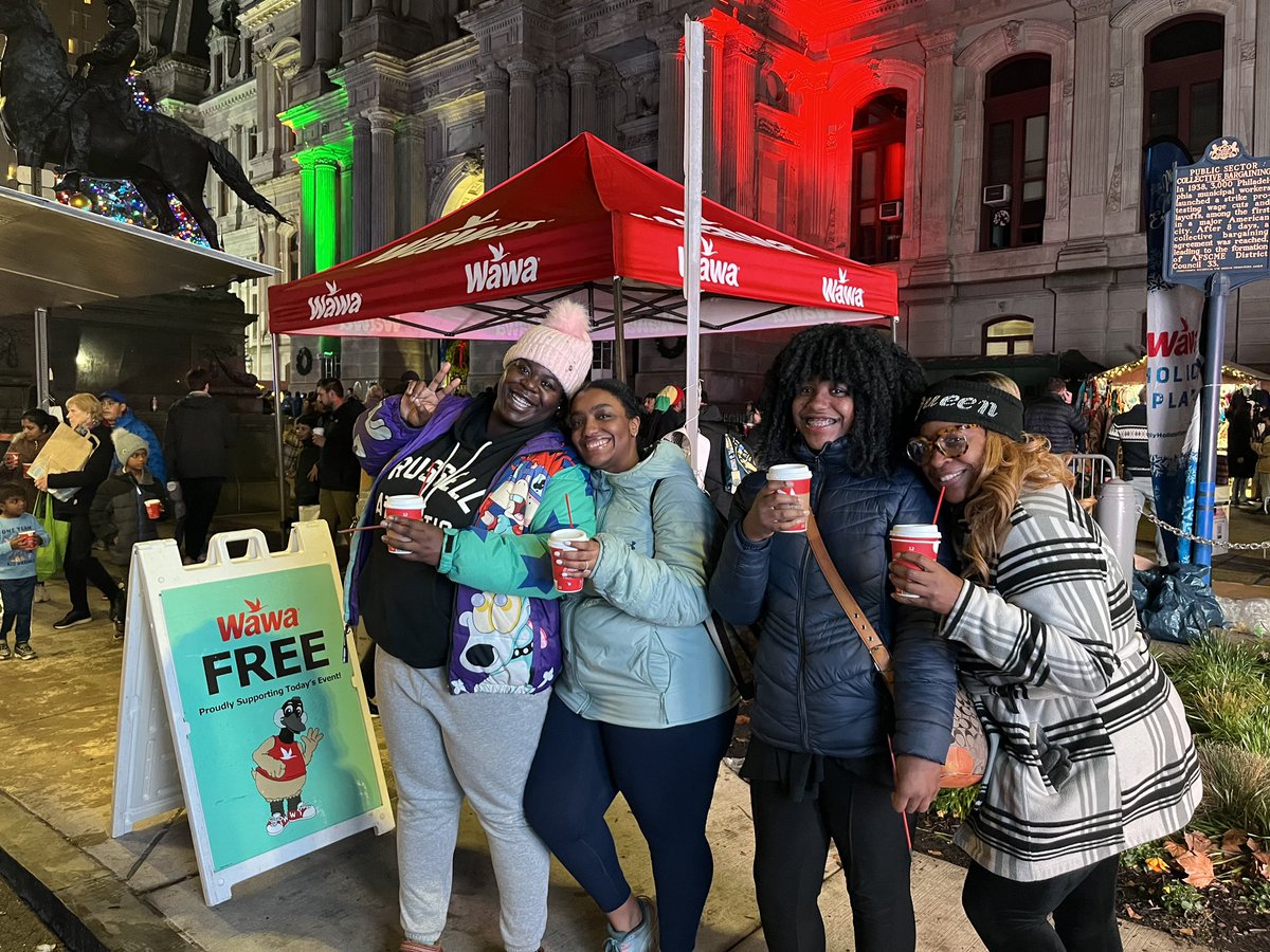 We're coming to you live from City Hall tonight, spreading warmth and cheer with FREE hot beverages at the @PhillyHolidays Holiday Parade! ❤️