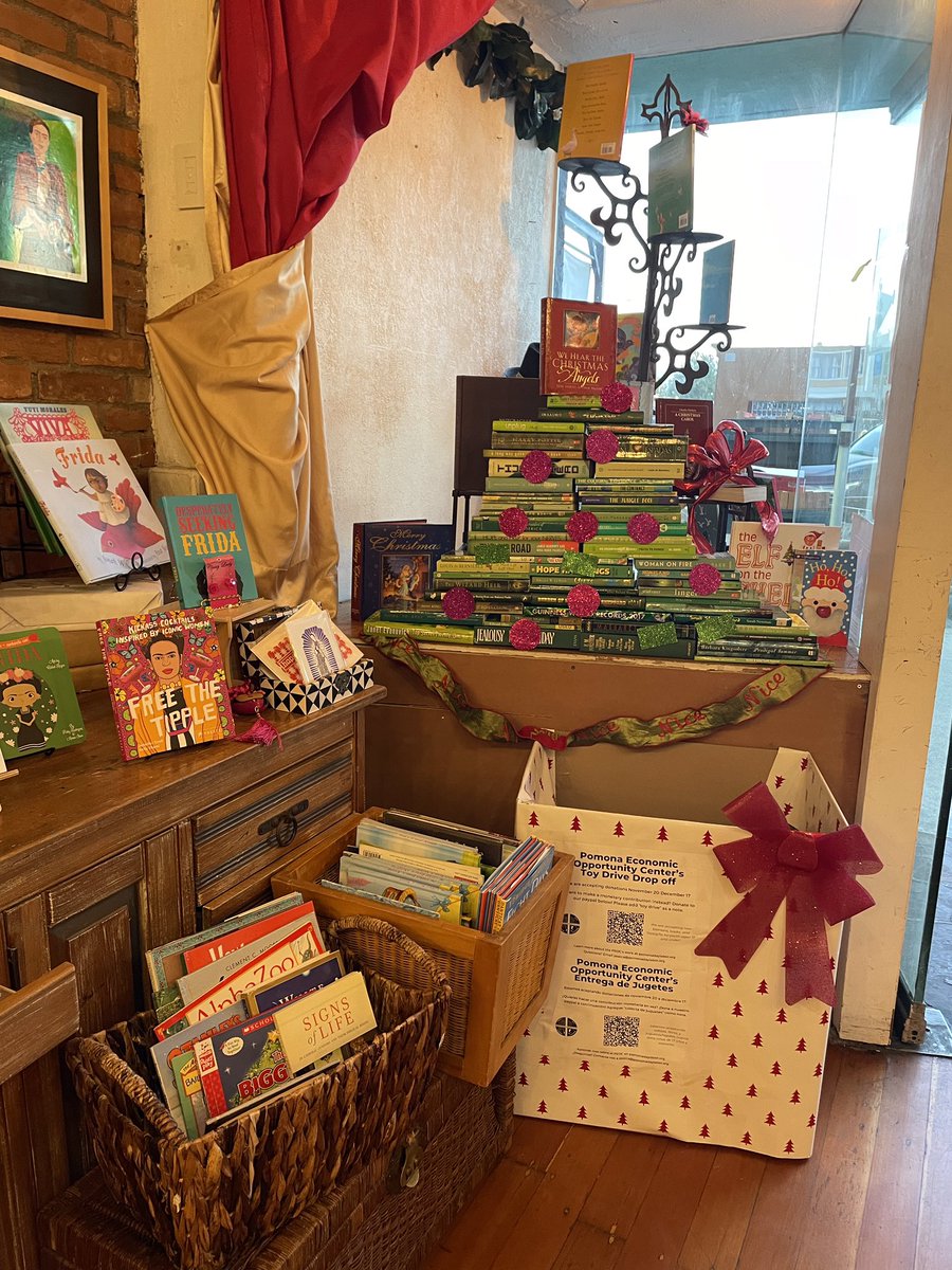 CafeLibrosPress's tweet photo. hii it’s mariya from café con libros kicking off the holiday season! stop by for a festive read or to pick up an amazing gift :-] https://t.co/Pq07H7GKiS