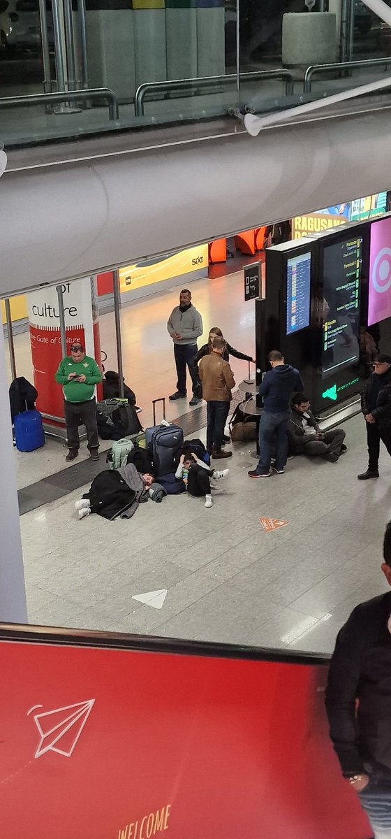 Jmcastizo (@jmcastizo1907) on Twitter photo Beticos tirados en Catania otra vez por <a href="/Ryanair_ES/">Ryanair España</a>
Toda la noche sin dormir para encontrar enlace para volver a sevilla,algunos perderemos nuestra presencia en Almeria. Beticos tirados en Catania otra vez por <a href="/Ryanair_ES/">Ryanair España</a>
Toda la noche sin dormir para encontrar enlace para volver a sevilla,algunos perderemos nuestra presencia en Almeria.
