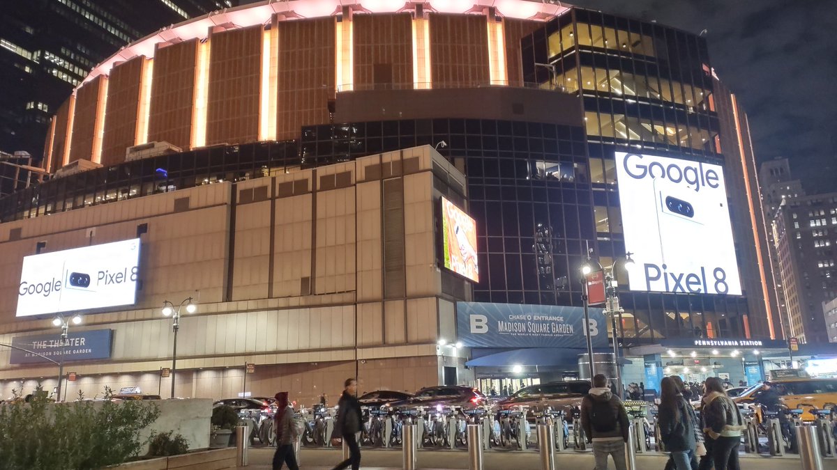 Arrived at Madison Square Garden and am ready for one final rock 'n' roll party with #KISS!! #EndOfTheRoadTour  🤟💥🎉