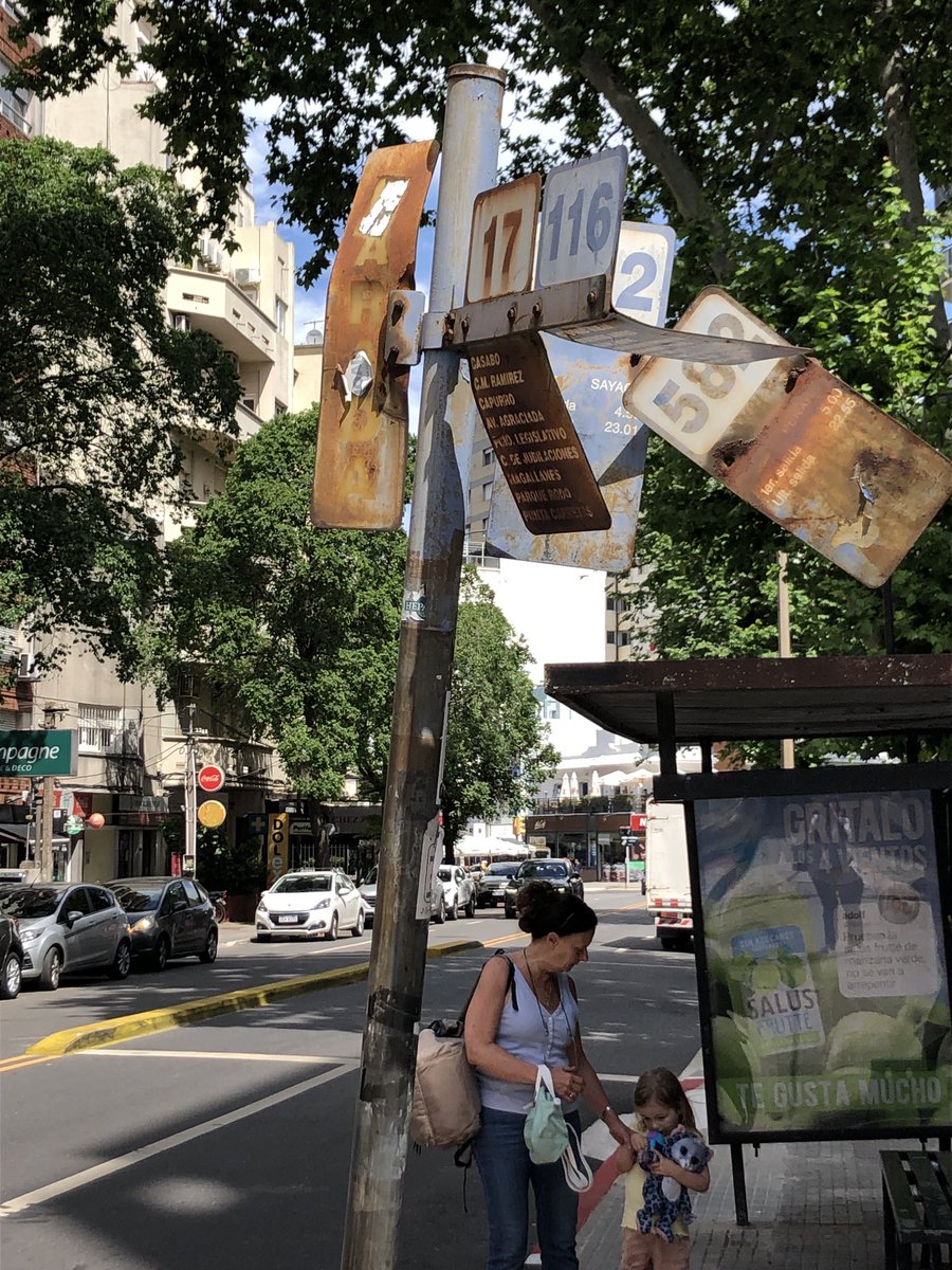 Hermosos los carteles en 21 y Mora verdad ⁦<a href="/VeronicaRF1212/">Veronica</a>⁩ ? Pedile a ⁦<a href="/CosseCarolina/">Carolina Cosse</a>⁩ a ver si algo puede hacer