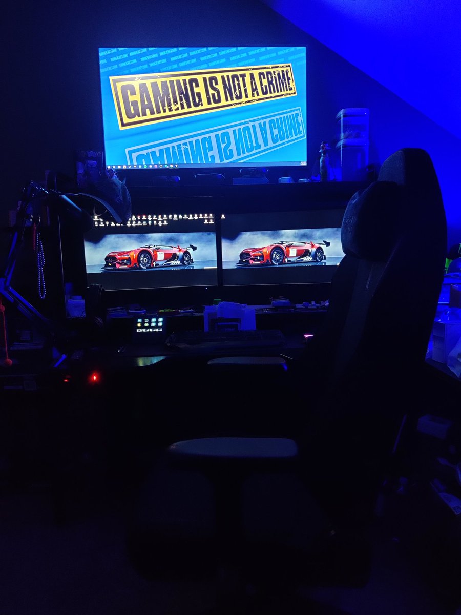 kaneknighthawk's tweet photo. #secretlab got a new chair. Loving it so far. https://t.co/7y4Fdi9GQs