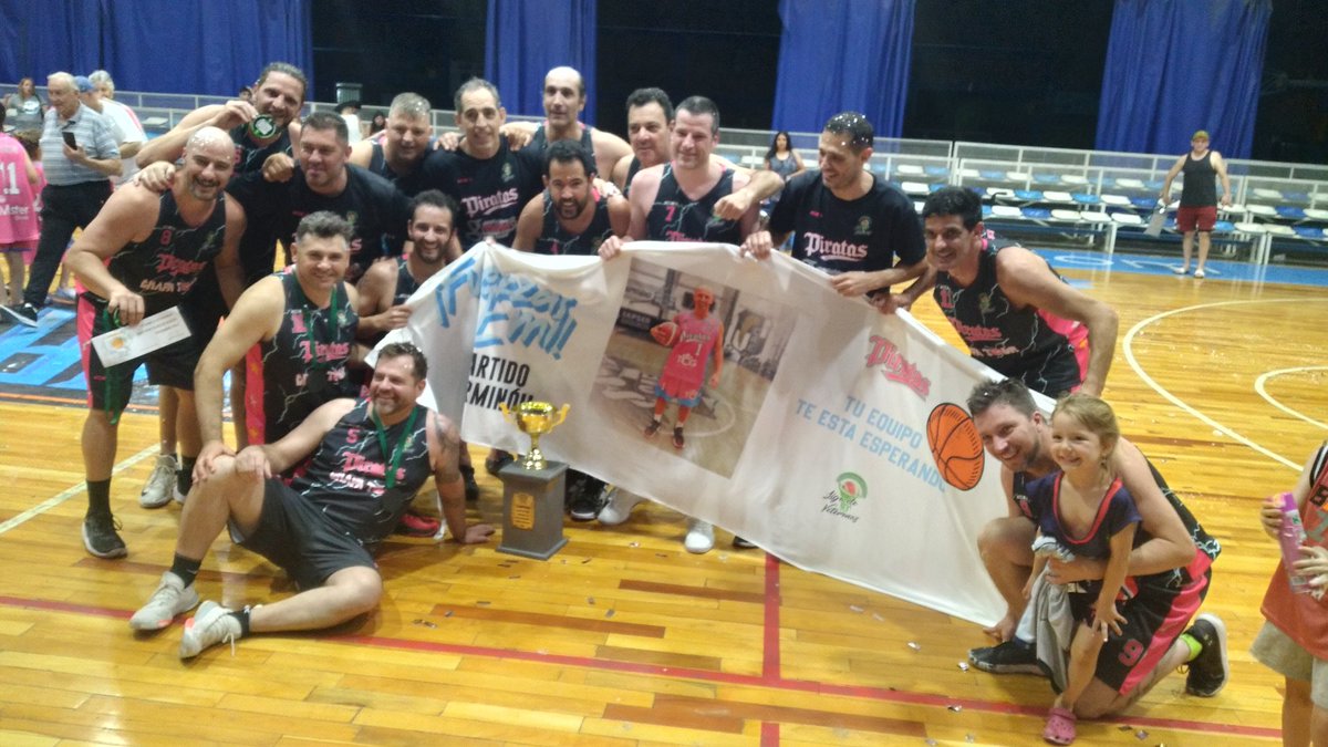 BasquetPlaneta's tweet photo. #ABRT #Veteranos Conducido x el legendario @GastonLuchino Atlético Río 3 también se coronó campeón en +35 venciendo a Imperio Unido de Rio 4 64-59 https://t.co/2tBbHHdmLS