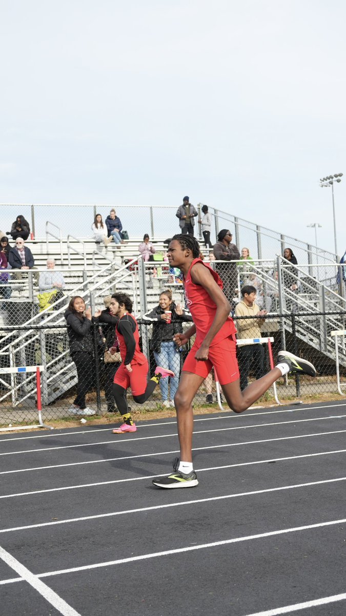 annandaletrack's tweet photo. 🤫…..Good 🅰️ efforts today at ParkView Invite ~ a few scenes from the day : girls 4x800 winners/ girls 4x200 B-C team 4th place and some really huge PR’s and medal winners.#chasing1981 @AtomsAthletics @julianscarbrou1 @coachmarkwhite @theablast @atomsyearbook https://t.co/qhwrCUAPIM