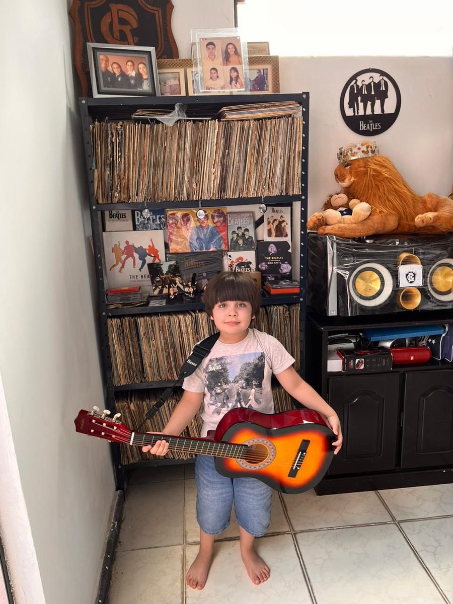 rafaelysrz's tweet photo. Eu sabia que ficaria eufórica c/ a chegada do @PaulMcCartney ao Brasil. Mas vendo o show de BSB eu só faltei morrer de amor 😭 meu Deus, chega logo 16/12! Vamos ver nosso ídolo e levar seu maior fã pra ser feliz e se emocionar muito ❤️😭 @thebeatles @TheBeatleBR @portalbeatlesbr https://t.co/VI0mktVSGB