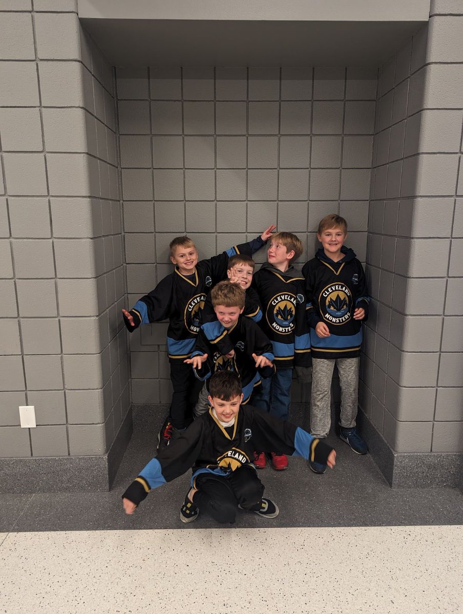 #fearthedepth @RRYHockey Squirt 4 is having a blast cheering on Monsters Hockey tonight!!