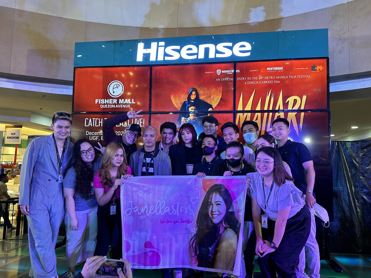 Janellasters and Fisher Mall Quezon Avenue staff for #MallariTheMovie mall show. 🤭 Ang hype po staff nyo <a href="/FisherMallPH/">Fisher Mall</a> 🐟 

Stay tuned for the next mall show 🖤