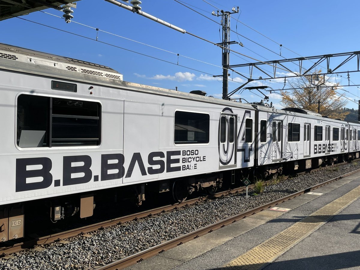hinahina0724's tweet photo. 見た事ないオシャレな電車がうちの田舎駅🚉停車😳
車内ではお食事される方々。シャンパン開けてもらってた🍾
(私はお姉ちゃんと珠城りょうさんの舞台を観に埼玉へ🚃)
#BOSOBICYCLEBASE
#自転車と一緒に乗れる電車 https://t.co/5g8g3rudJt