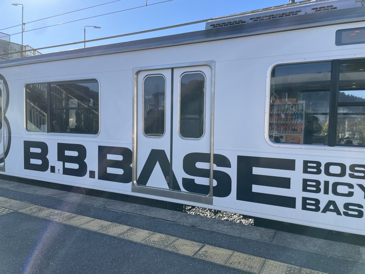 hinahina0724's tweet photo. 見た事ないオシャレな電車がうちの田舎駅🚉停車😳
車内ではお食事される方々。シャンパン開けてもらってた🍾
(私はお姉ちゃんと珠城りょうさんの舞台を観に埼玉へ🚃)
#BOSOBICYCLEBASE
#自転車と一緒に乗れる電車 https://t.co/5g8g3rudJt