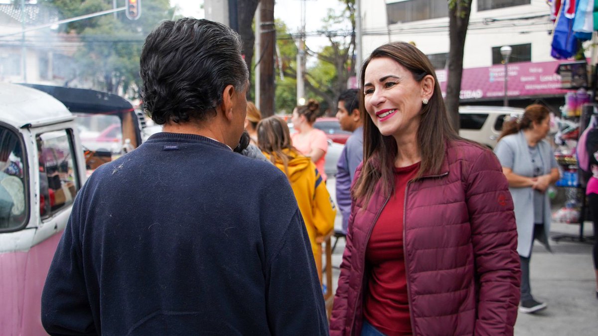 LeonorOtegui's tweet photo. Hoy visitamos a vecinas y vecinos de la colonia Obrera, conversamos sobre las necesidades de la demarcación y les invité a sumarse a los programas #PrepaParaTi y #AbastoPopular
¡Seguimos recorriendo la #Cuauhtémoc! https://t.co/5oN85YpnbT