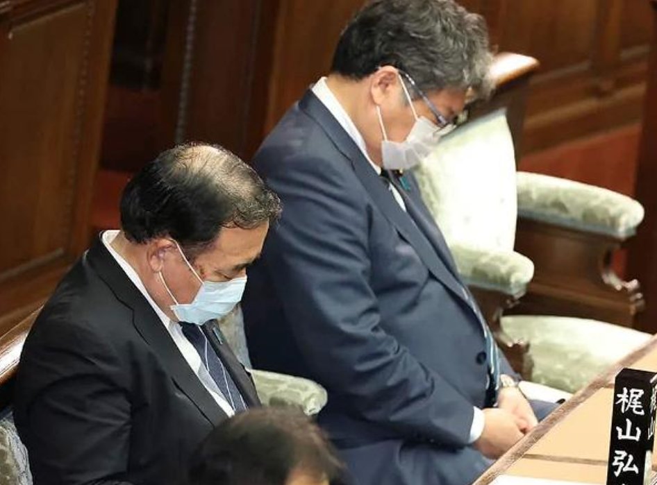 教会に行って、お友達とBBQして、政治資金パーティーで裏金づくりして、疲れて国会で眠る…