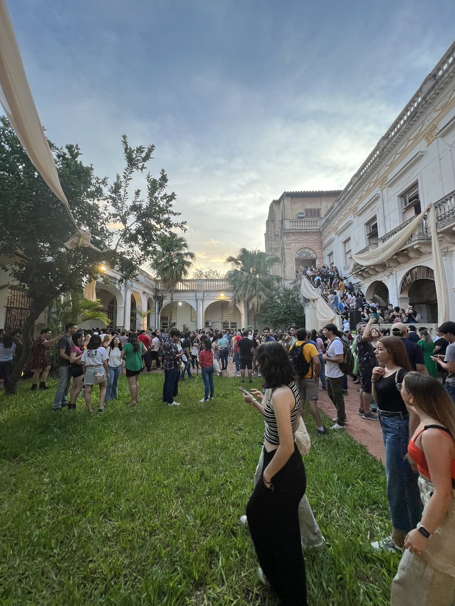 IMPECABLE La Noche de los Palacios en el Centro Histórico de Asunción. 

Ver el centro con gente, sin cables y caminar tranquilos y tranquilas no puede ser un lujo de una sola noche. 

Se debe invertir más en este tipo de actividades, es hermoso!