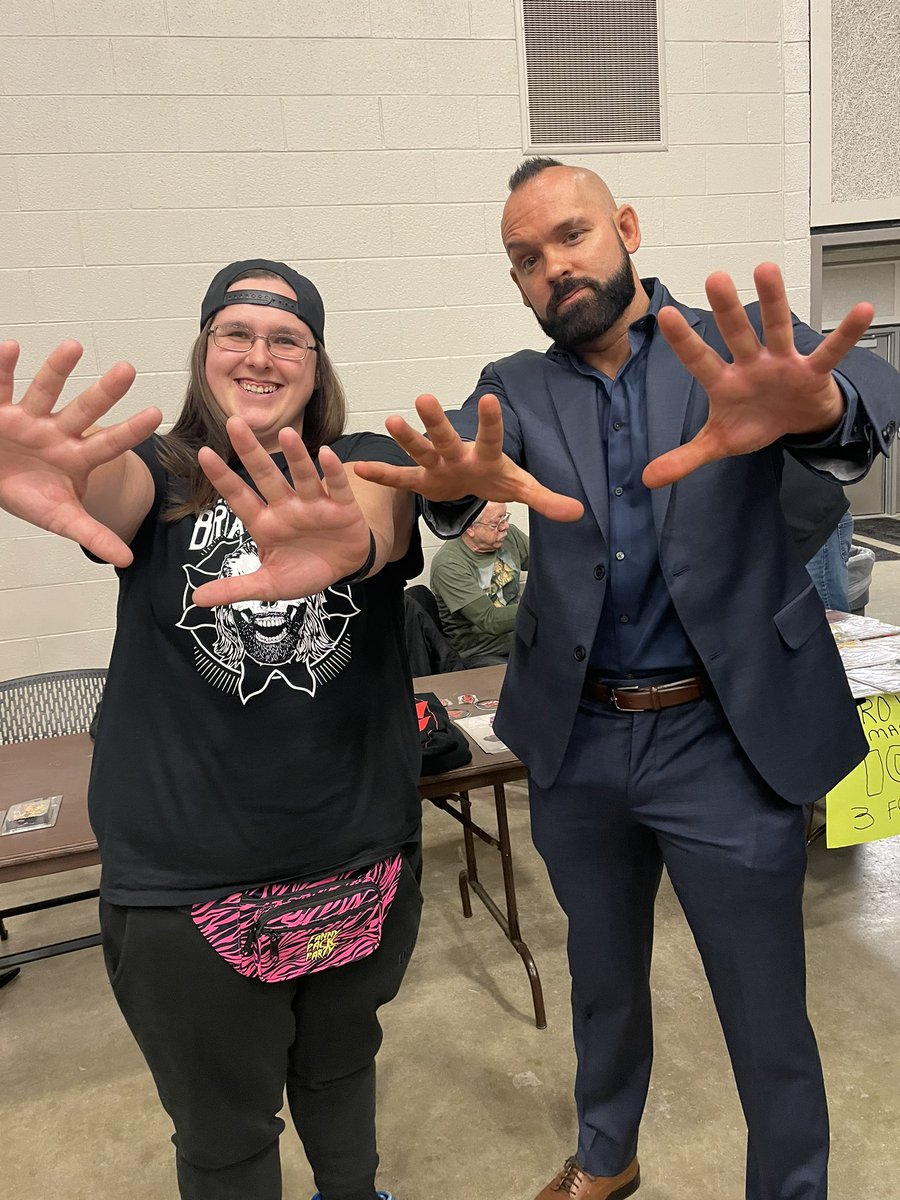 kimw46's tweet photo. Got to meet the one and only @ShawnSpears tonight in wisconsin at blizzard brawl!! https://t.co/nXJvo2id7p