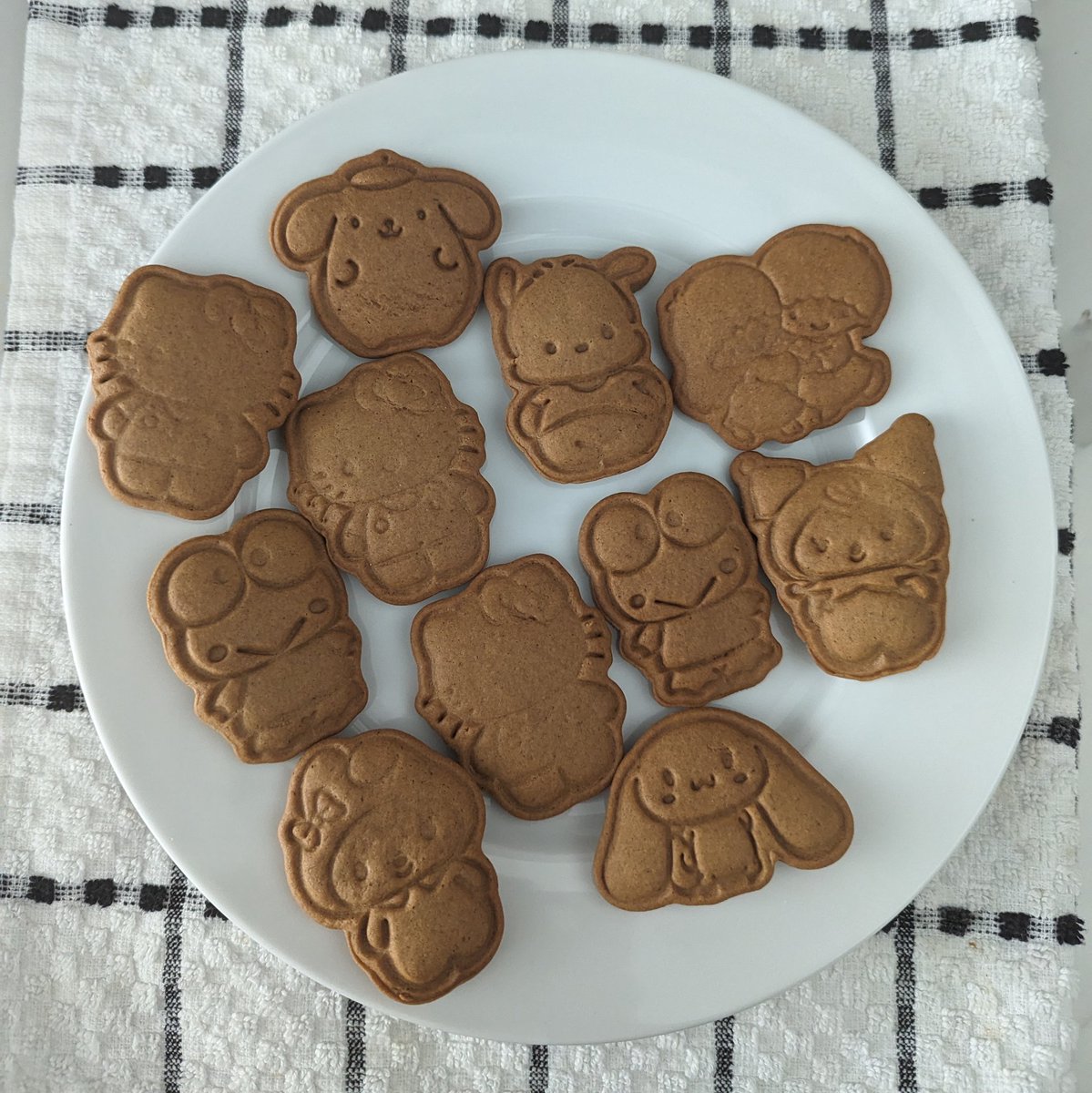 strwbbyluv's tweet photo. made some sanrio gingerbread cookies for my sister (⁠｡⁠･⁠ω⁠･⁠｡⁠)⁠ﾉ⁠♡ https://t.co/uBalGB1kM9