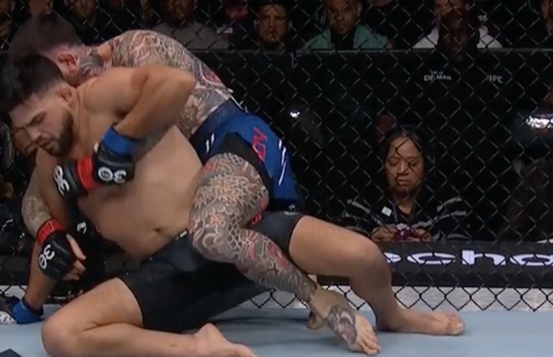 EdwardsKim's tweet photo. Rubik's Cube action cageside during the fight... #UFCAus https://t.co/9Jlr6B3B9t