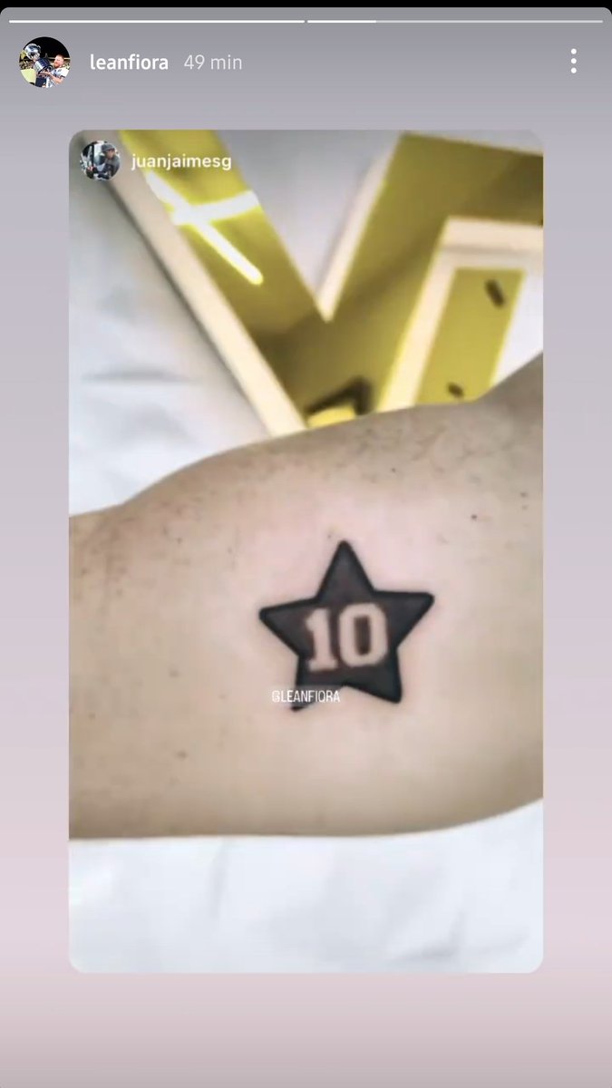 El Colorado se tatuo la DÉCIMA ⭐

Ya se convirtió en historia pura del aurinegro y no conforme con eso, también lo lleva tatuado en la piel. 

GRANDE COLO ¿Como no amarlo? <a href="/Leanfiora/">Leandro Fioravanti</a>
