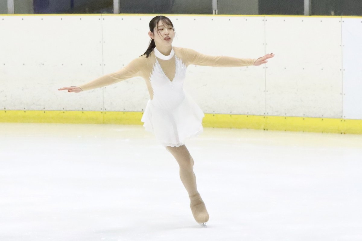 kanspo's tweet image. 【アイススケート】第72回関西学生氷上競技選手権大会２日目／於・大阪府立臨海スポーツセンター

［初・１級女子］
佐藤

曲調の変化をとらえた演技を披露する。最後は軸の安定したスピンで締めくくった。