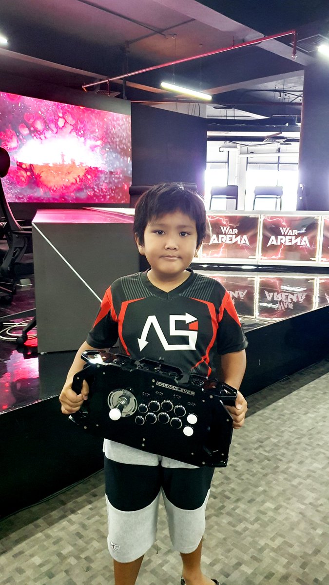 kenkun211's tweet image. Tomorrow will be his final exam at school, but he insist wants to join the local Tekken 7 rookie tournament today 😄
He's the youngest and the smallest participant but it won't stop him! 😁💪
Good luck kid!

#GoldenClan #VS1R #TwoEleven