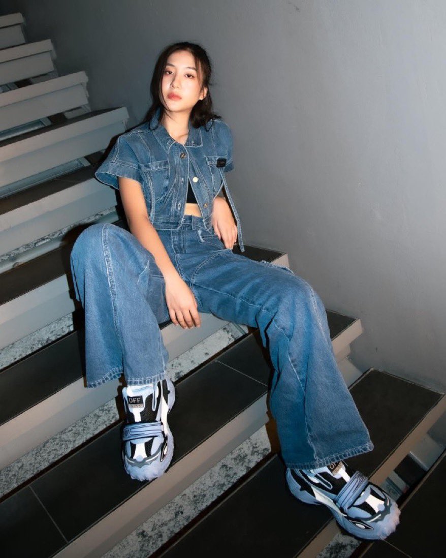 damada99's tweet photo. เริศค่ะ มาลุคยีนส์เท่ๆกับ #offwhite #OffWht #OffWhiteBangkok #Jorin4EVE #4EVE #TPOP https://t.co/3ZdMb1sckL