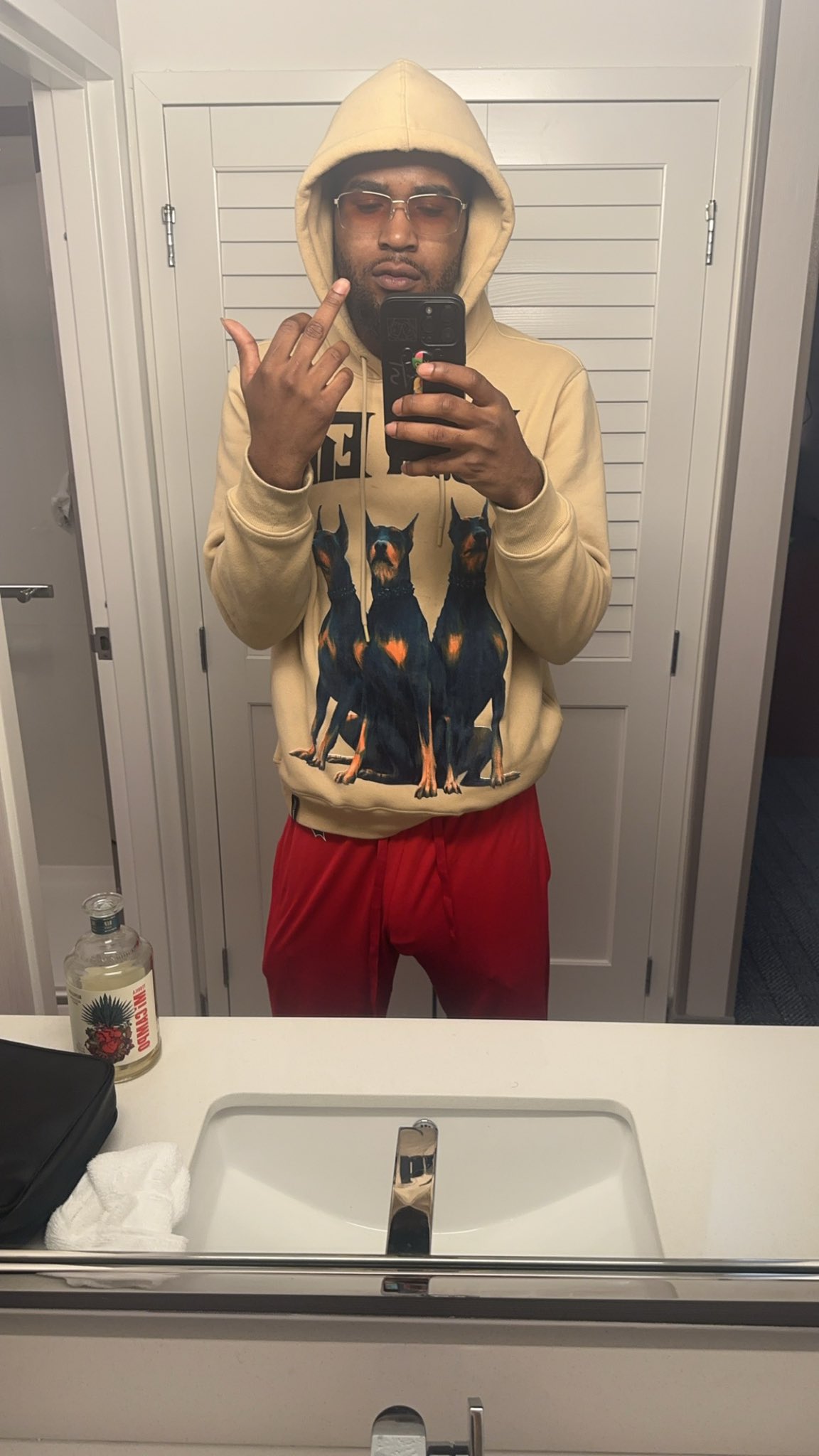 1 pic. I’m at the room https://t.co/0AJ0lL1koI
