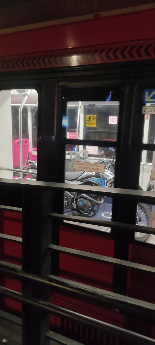 GusCastroD's tweet photo. Oye @MetrobusCDMX, unidad 1264, entiendo que ya es domingo 03 diciembre 2023 00:26 de la madrugada,  pero ¿¿El domingo tu moto viaja en el metrobús?? https://t.co/iWX0xqzLB3