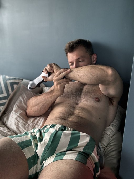 Just my watch reminding me to stand up and that Sundays stand goals also matter 🥴 but can&rsquo;t not jump