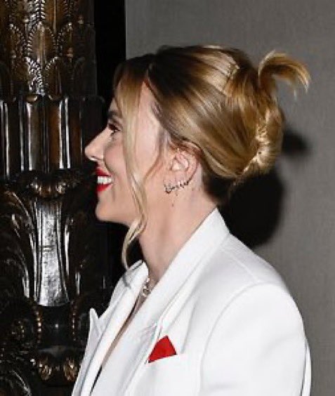 scarlettssource's tweet photo. scarlett johansson is so beautiful she has the perfect side profile im ripping my hair https://t.co/AveCCPEK5h