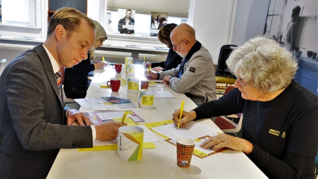 HK_Culemborg's tweet photo. Amnesty Culemborg houdt schrijfactie tegen schending mensenrechten -  https://t.co/hW91u5LltD https://t.co/2ezoUml1zL