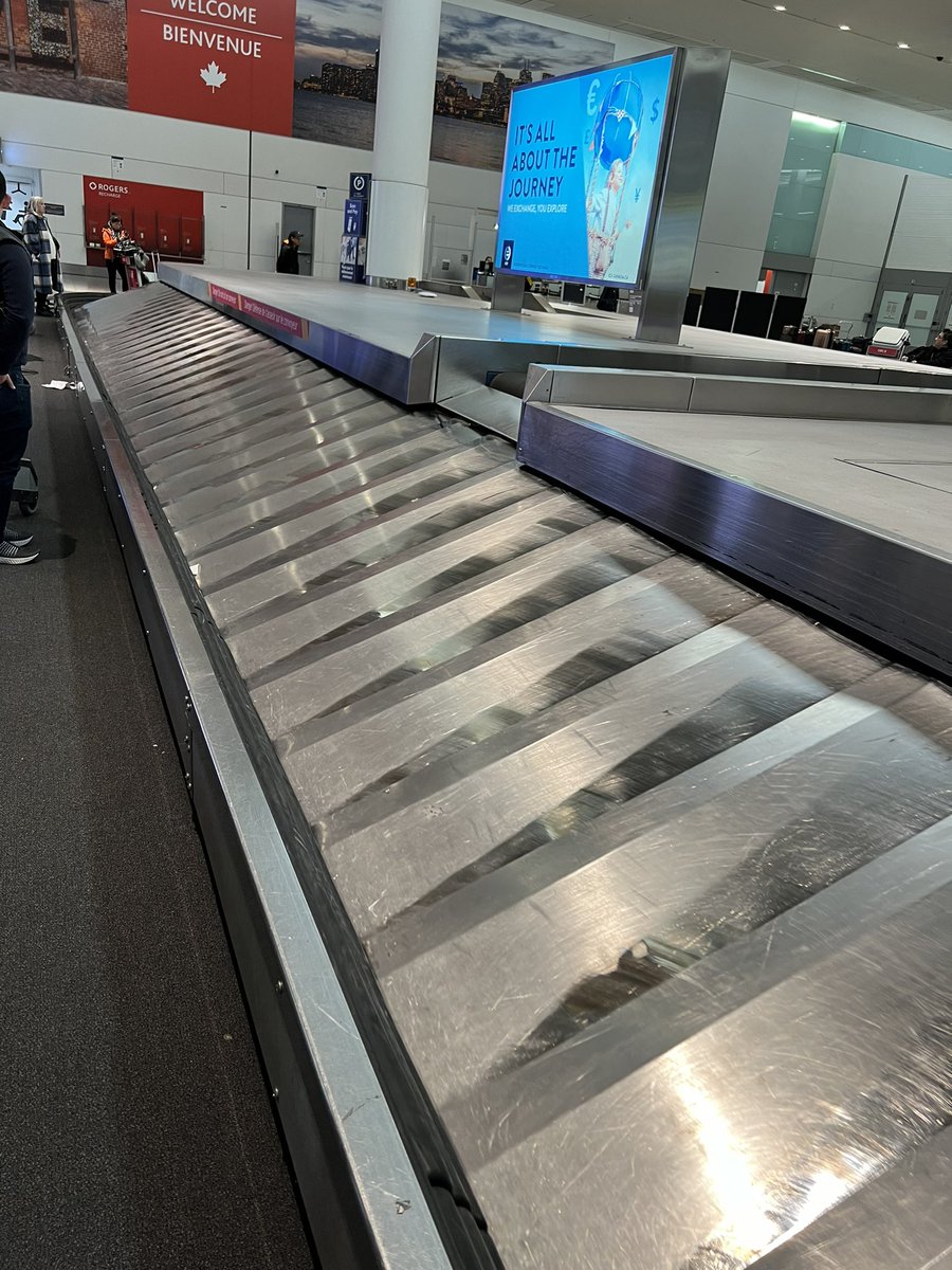 ajrp001's tweet photo. Really @TorontoPearson ?? More than 30 minutes since arrival at the gate and no bags???? https://t.co/DgIUFB9H3c