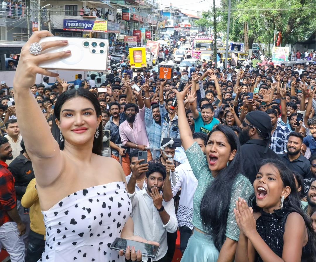 #HoneyRose SELFIE 🤳 with Her Fans in #Kerala ❤️

#armpitshot #Mallu #MalayalamActress