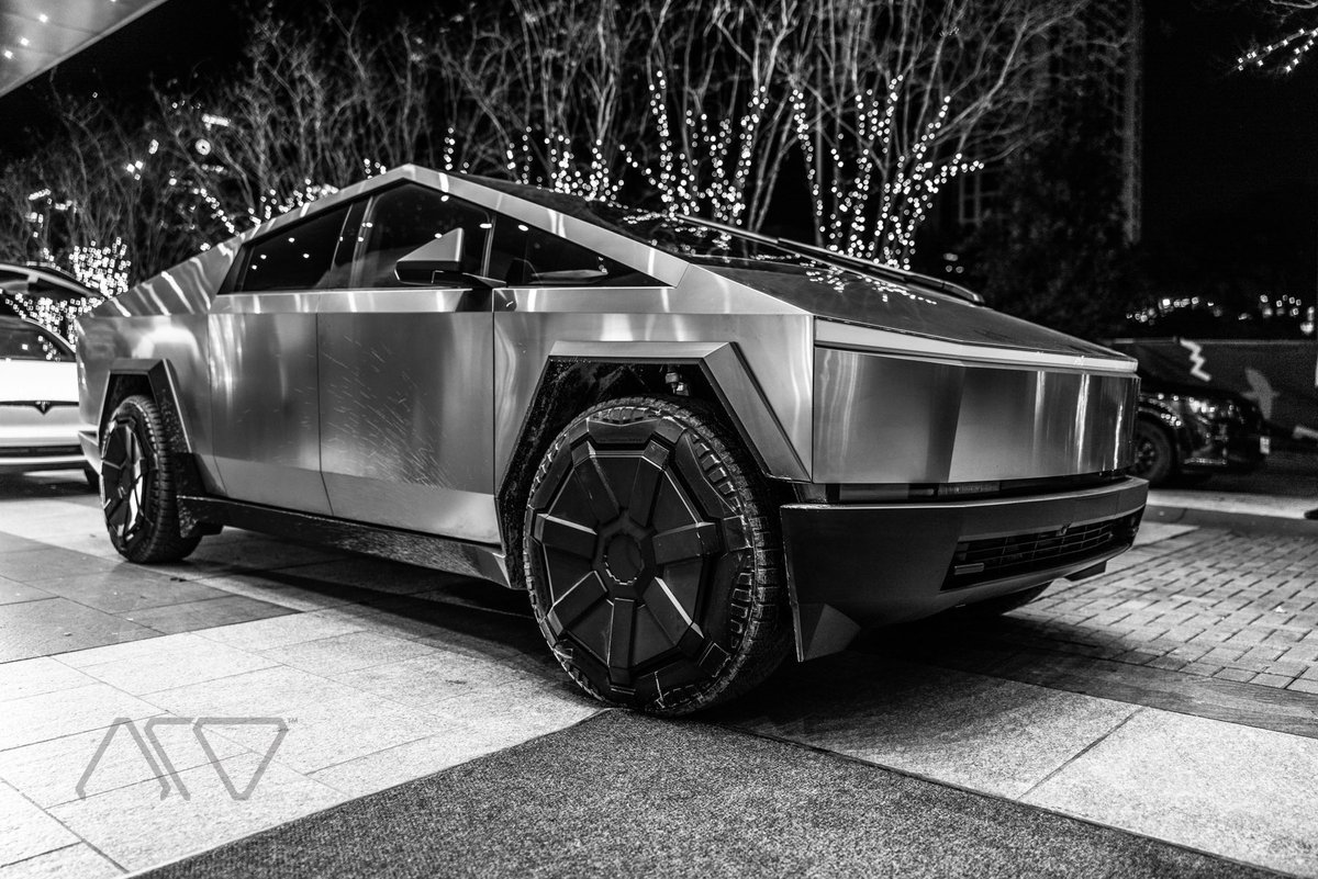 palikaras's tweet image. When discussing @Tesla's #Cybertruck, many in the mass media seem to misunderstand @elonmusk’s statement about "digging its own grave with the cybertruck." They interpret it as a prediction of failure and/or financial ruin. IMO, what Elon Musk truly implied was the immense effort